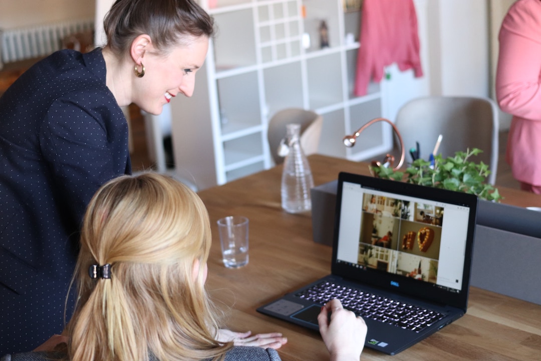 working-business-women-cowomen-hz-6prUpVss-unsplash